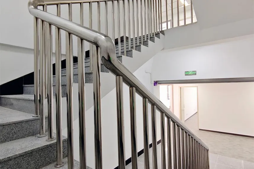 What is the difference between SS and MS railing? 3 advantages of stainless steel railing systems